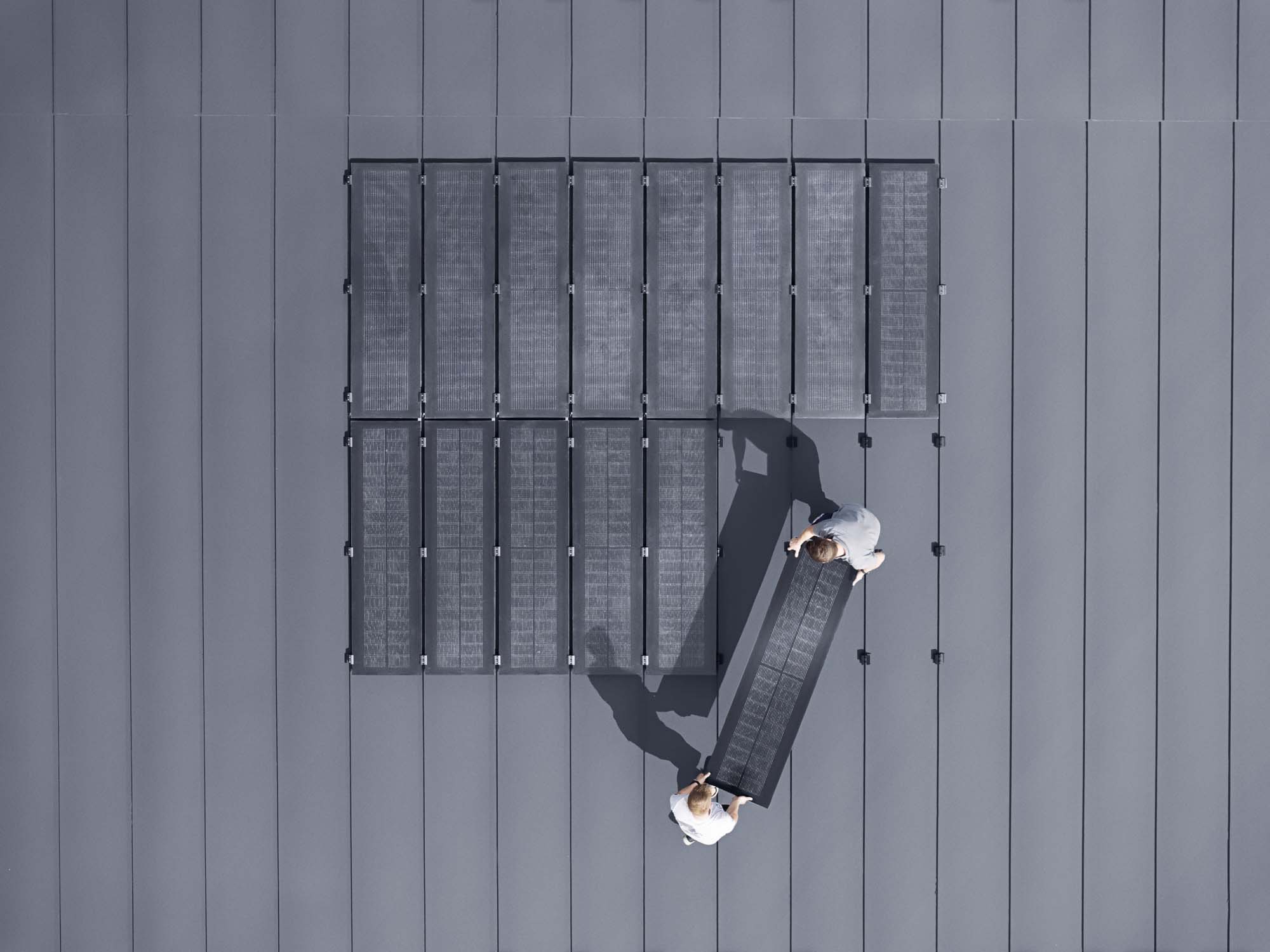 Aluminium Dach mit Solaranlage von Prefa