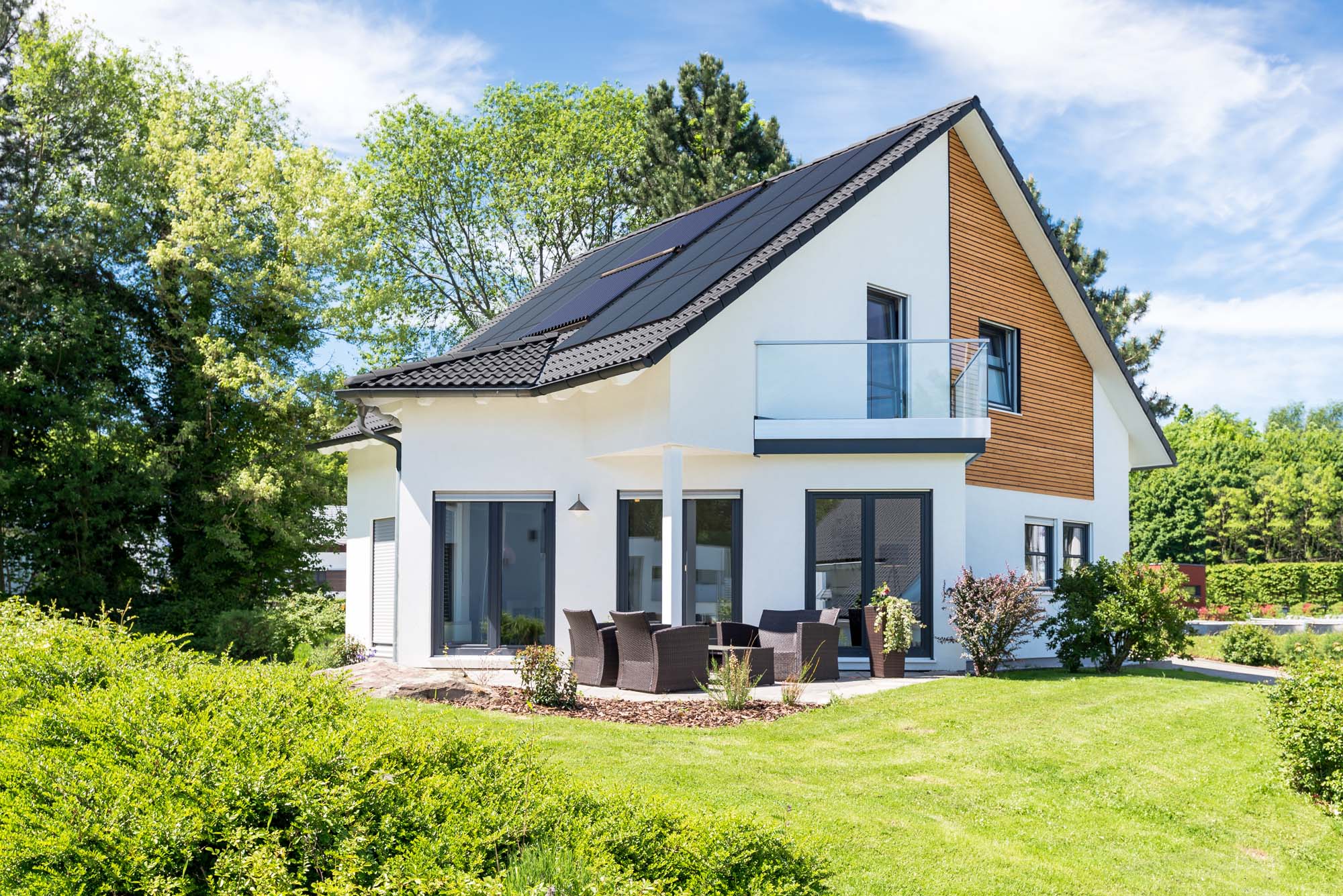 Einfamilienhaus mit Solarthermie- und Photovoltaikmoduulen von Paradigma