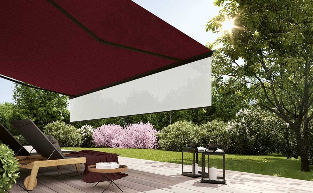 Moderne Terrasse mit roter Markise und Garten