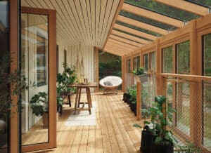 Helle Holzveranda mit Pflanzen und Glasdach
