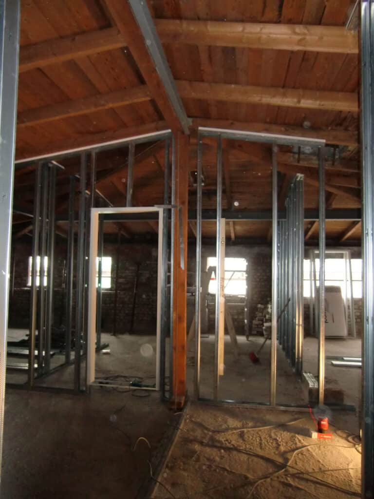 Innenausbau mit Metallständerwänden und Holzbalkendecke
