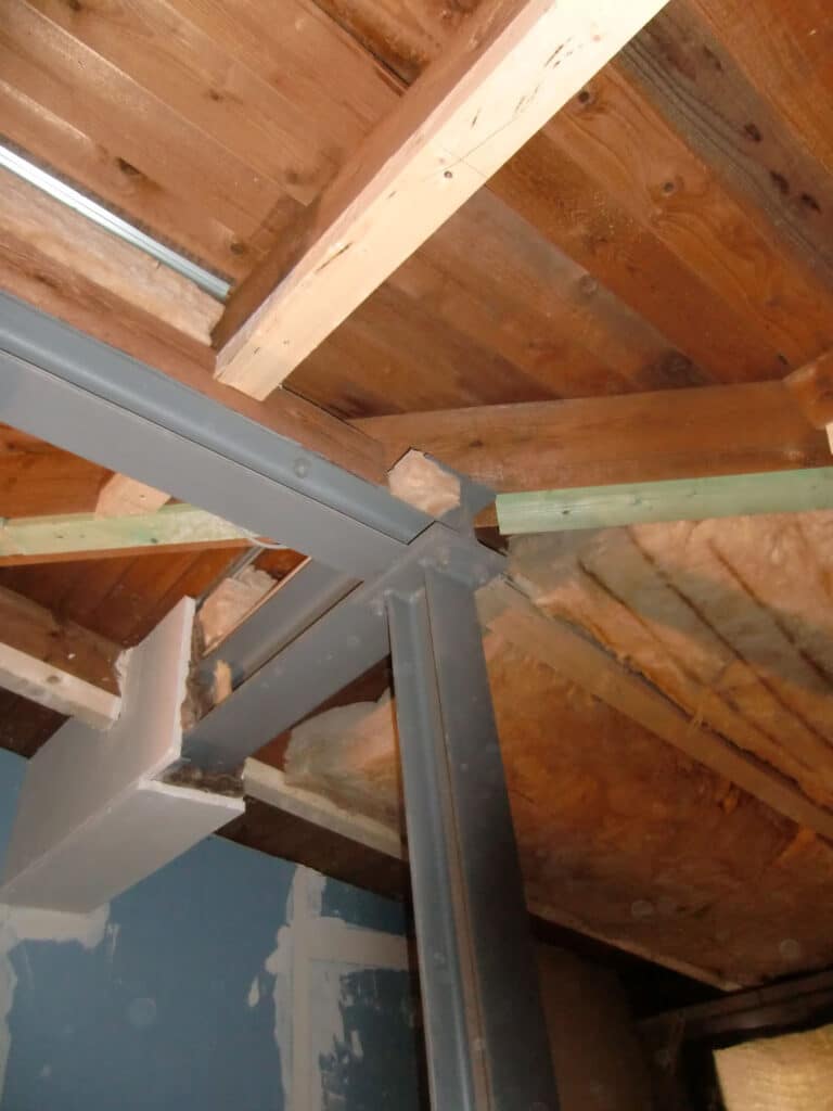 Holzbalkendecke mit Stahlträger und Dämmung