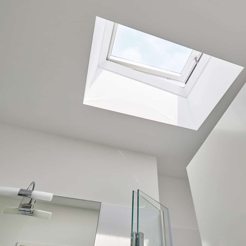 Modernes Badezimmer mit Dachfenster und Glasdusche