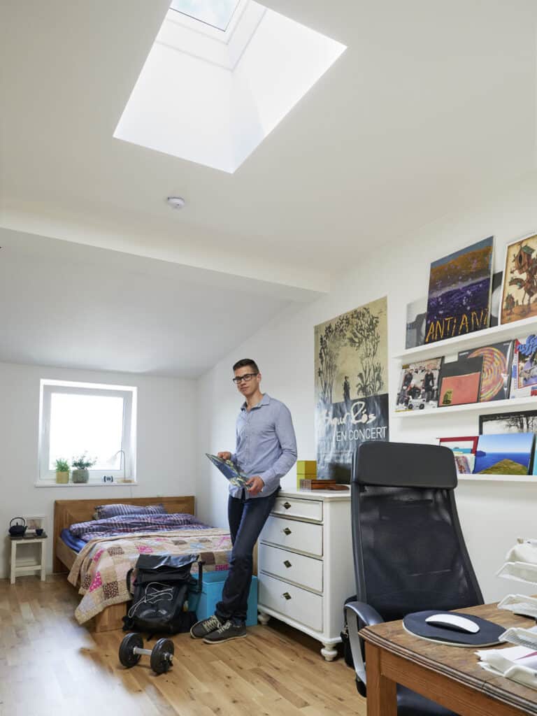 Mann mit Schallplatte im hellen Schlafzimmer