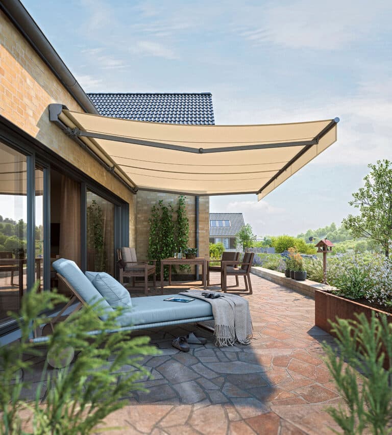 Moderne Terrasse mit Markise und Liegestuhl