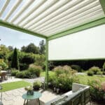Moderne Terrasse mit Pergola und Gartenblick