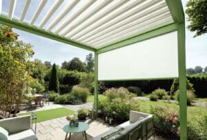 Moderne Terrasse mit Pergola und Gartenblick
