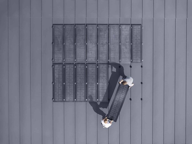 Aluminium Dach mit Solaranlage von Prefa