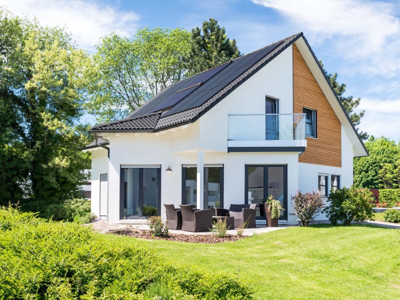 Einfamilienhaus mit Solarthermie- und Photovoltaikmoduulen von Paradigma