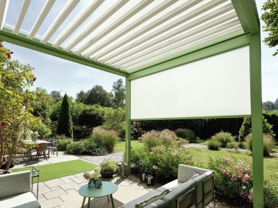 Moderne Terrasse mit Pergola und Gartenblick